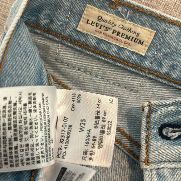 Levi light denim short shorts - Picture 4 of 4